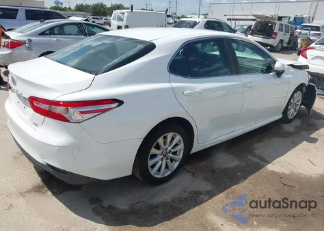 2018 Toyota Camry Le z USA, uszkodzony, nr VIN 4T1B11HK2JU085804